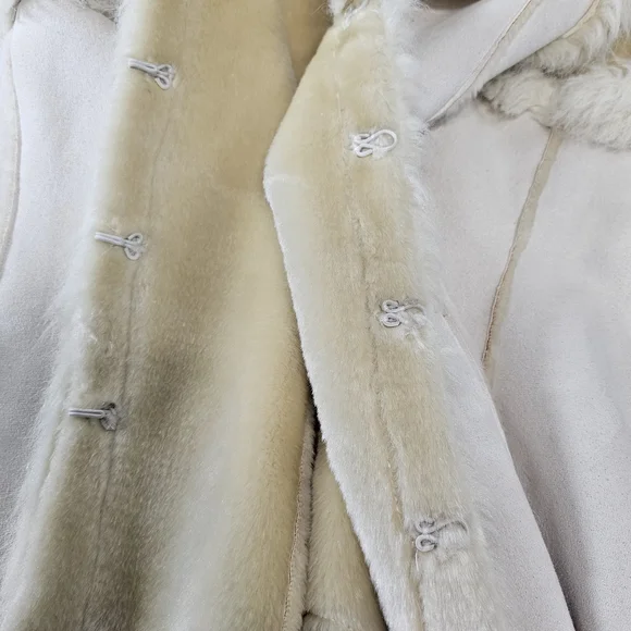 Essentials by Milano Ivory Faux Fur Vest - Picture 9 of 13
